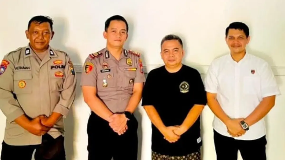 TELADAN: Wakil Ketua DPRD Jombang, HM Syarif Hidayatullah ST MMT (Gus Sentot), menerima Kasatreskrim AKP Magribi Agung Saputra dan Kapolsek Peterongan AKP Hidayaturrachman, Kamis (16/7). (Rojiful Mamduh/Radar Jombang)