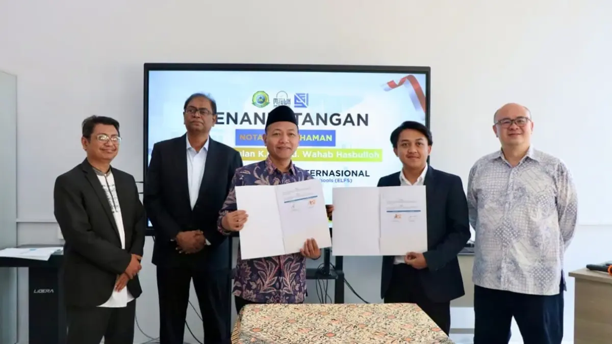 MENDUNIA: Kepala MAUWH Tambakberas, Jombang, Faizun MPd, dan Bayu Setyawan  didampingi Prof Keith Thong dari Malaysia usai teken MoU, Jumat (17/7). (Rojiful Mamduh/Radar Jombang)