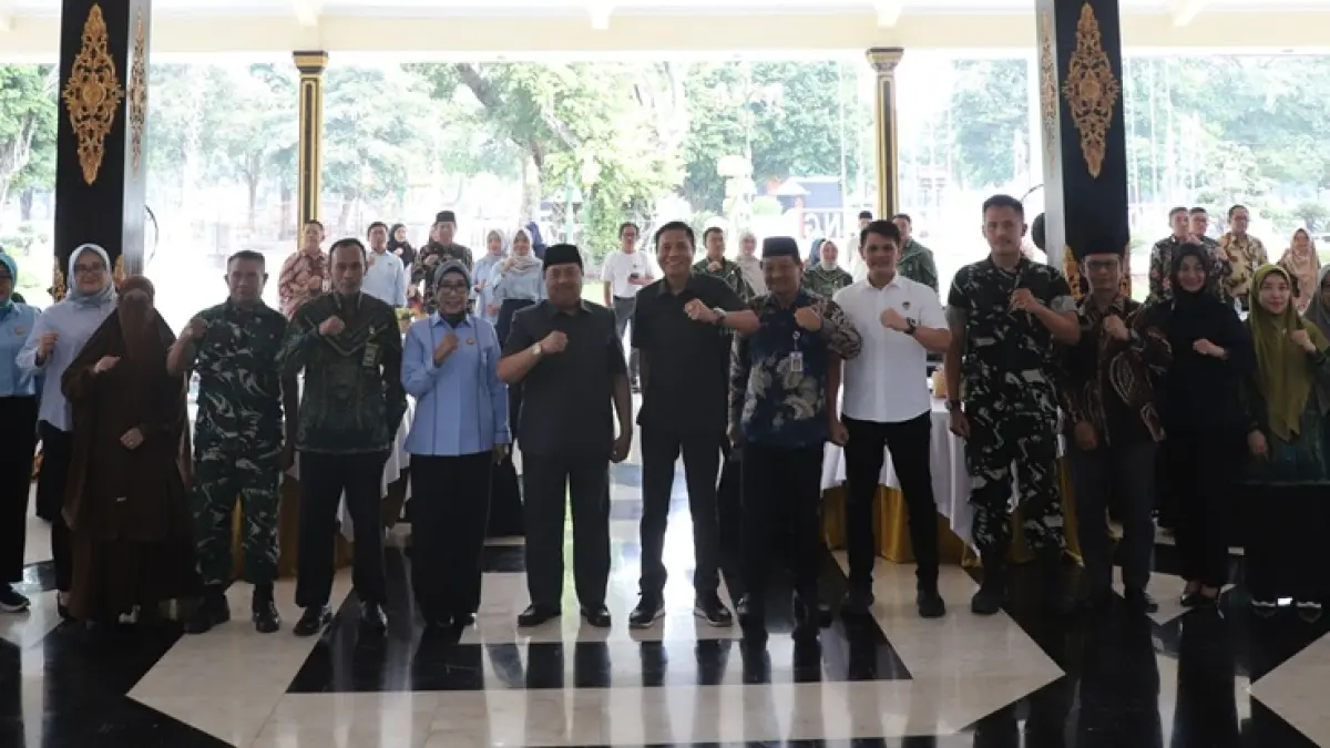 PEDULI: Bupati Jombang Warsubi usai menyerahkan penetapan perwalian anak di Pendopo Kabupaten Jombang, Kamis (16/7).