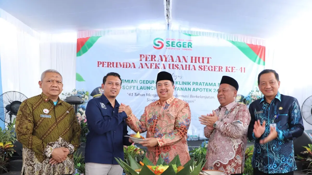 SUKSES: Dari kiri Direktur RSUD Jombang Pudji Umbaran, Direktur Perumda Aneka Usaha Seger Ivan Dwi Fibrian, Bupati Warsubi, Wabup Salman, dan Sekdakab Jombang Agus Purnomom memperingati HUT ke-41 Perumda Aneka Usaha Seger.
