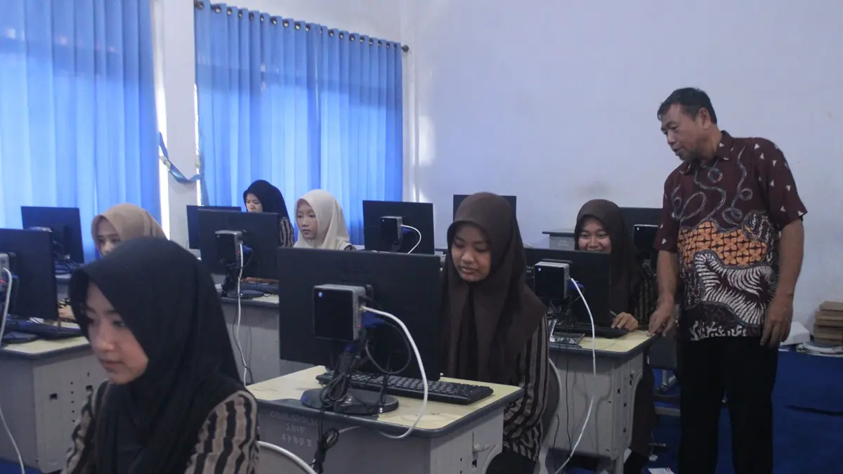 ANTUSIAS: Siswa SMAN Mojoagung, Jombang mengikuti tryout TKA 2025. (Wenny Rosalina/Radar Jombang)
