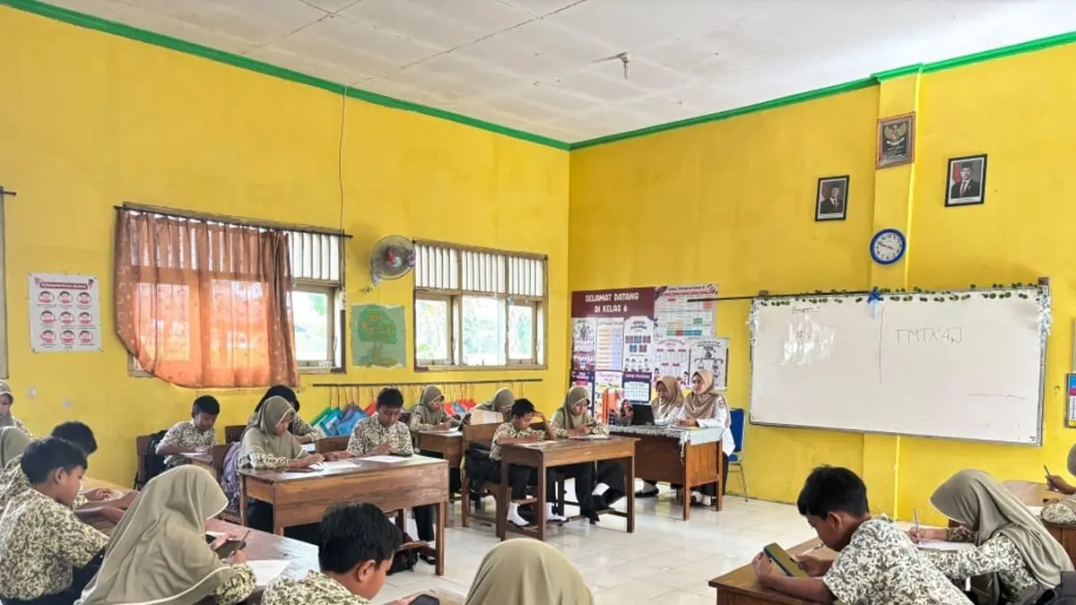 BERPRESTASI: Pembelajaran di SDN Pojokrejo Kecamatan Kesamben, Jombang yang merupakan salah satu penerima BOS Kinerja kategori sekolah yang memiliki prestasi. (Wenny Rosalina/Radar Jombang)