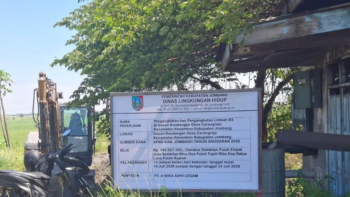 CLEAN-UP: Alat berat berada di lokasi lahan terkontaminasi limbah B3 abu aluminium Desa Carangrejo, Kecamatan Kesamben, Jombang. (Ainul Hafidz/Radar Jombang)