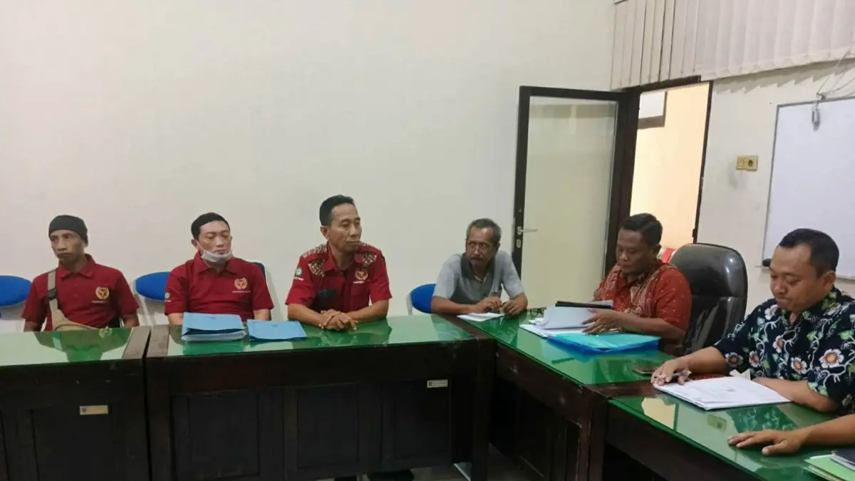 MEDIASI: Perwakilan buruh Jombang mengikuti mediasi di Kantor Dinas Ketenagakerjaan (Disnaker) Provinsi Jawa Timur, Jumat (17/7). (Anggi Fridianto/Radar Jombang)