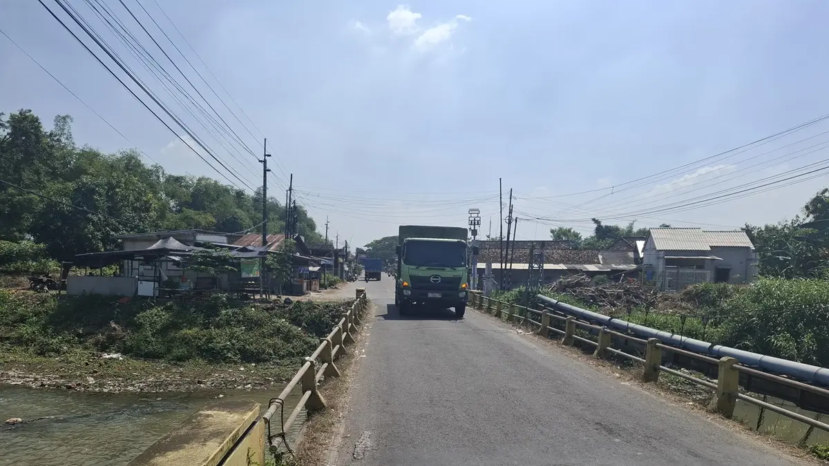 MENYEMPIT: Jembatan di ruas Kabuh-Tapen, Jombang penunjang Kawasan Industri Utara Brantas masih sempit dan berpotensi jadi lokasi bottleneck atau kemacetan. (Achmad RW/Radar Jombang)
