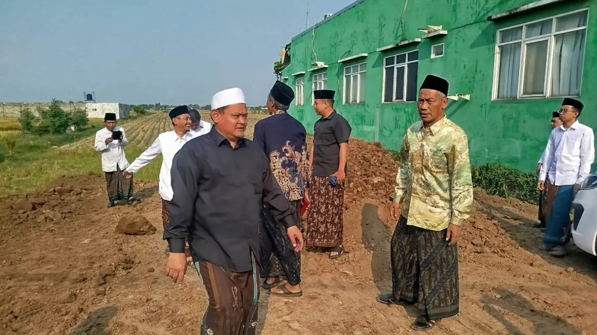 PANTAU: Ketua Steering Committee (SC) Muktamar ke-35 NU yang juga Katib ‘Aam PBNU, KH Ahmad Said Asrori, meninjau kawasan Pondok Pesantren Bahrul Ulum, Jombang, Sabtu (18/7). (Anggi Fridianto/Radar Jombang)