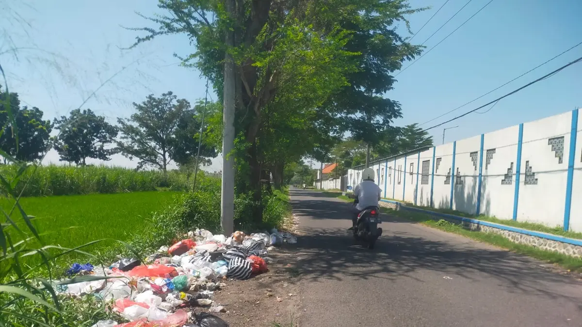 PICU BAU MENYENGAT: Tumpukan sampah kembali berserakan di Jalan Prabu Siliwangi, Jombang meski sudah berulang kali dibersihkan. (Azmy Endiyana/Radar Jombang)