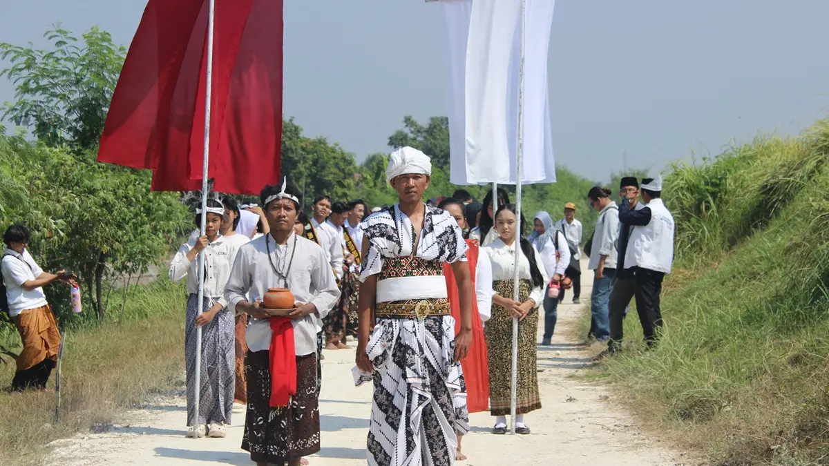 SAKRAL: Para penari Bedhaya Swaccha Drajat dalam prosesi mendak tirta Brantas di Desa Ngogri, Kecamatan Megaluh, Jombang, Minggu (12/7). (Anggi Fridianto/Radar Jombang)