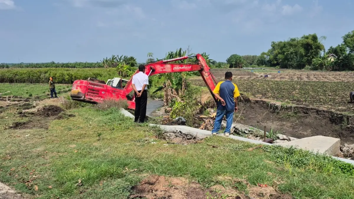 Dinas PUPR Jombang menormalisasi sungai di kawasan utara Brantas. (Azmy Endiyana/Radar Jombang)