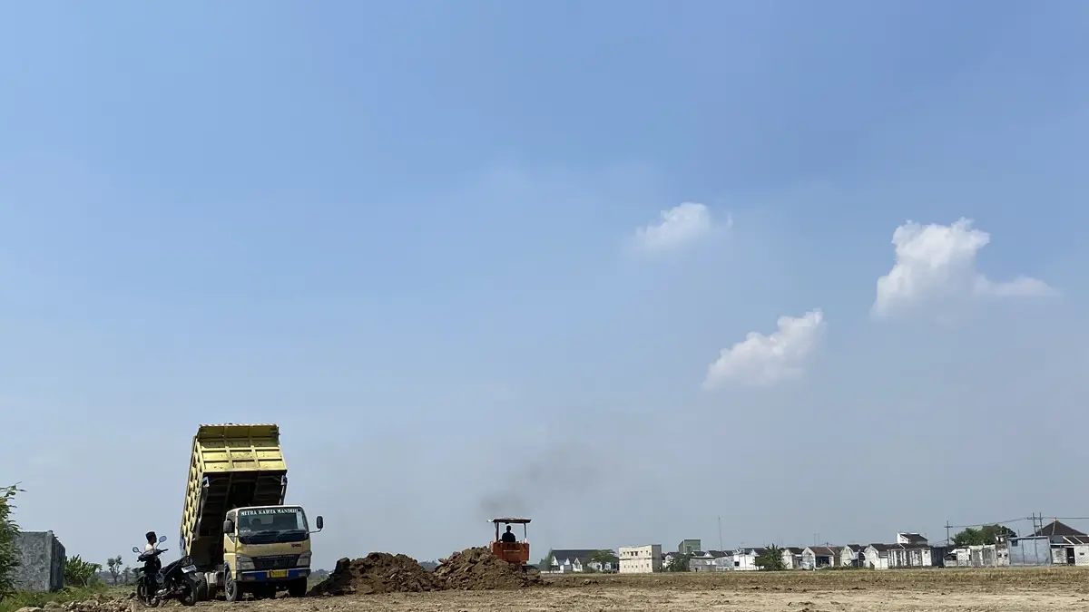 DIRATAKAN: Sejumlah armada truk melakukan pengurukan lokasi pendukung Muktamar NU di area PPBU Tambakberas, Jombang, (20/7). (Anggi Fridianto/Radar Jombang)