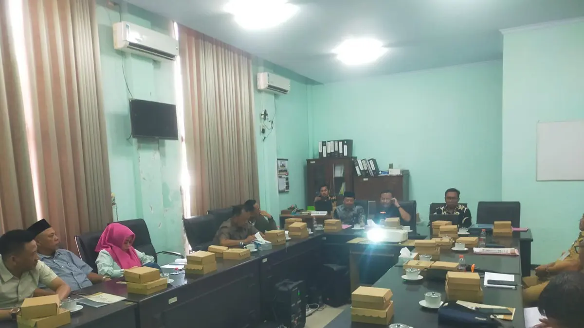 KETAT: Bapemperda DPRD Jombang saat membahas Rancangan Peraturan Daerah (Raperda) tentang Pengendalian, Pengawasan, dan Pelarangan Minuman Beralkohol serta Minuman Oplosan. (Azmy Endiyana/Radar Jombang)