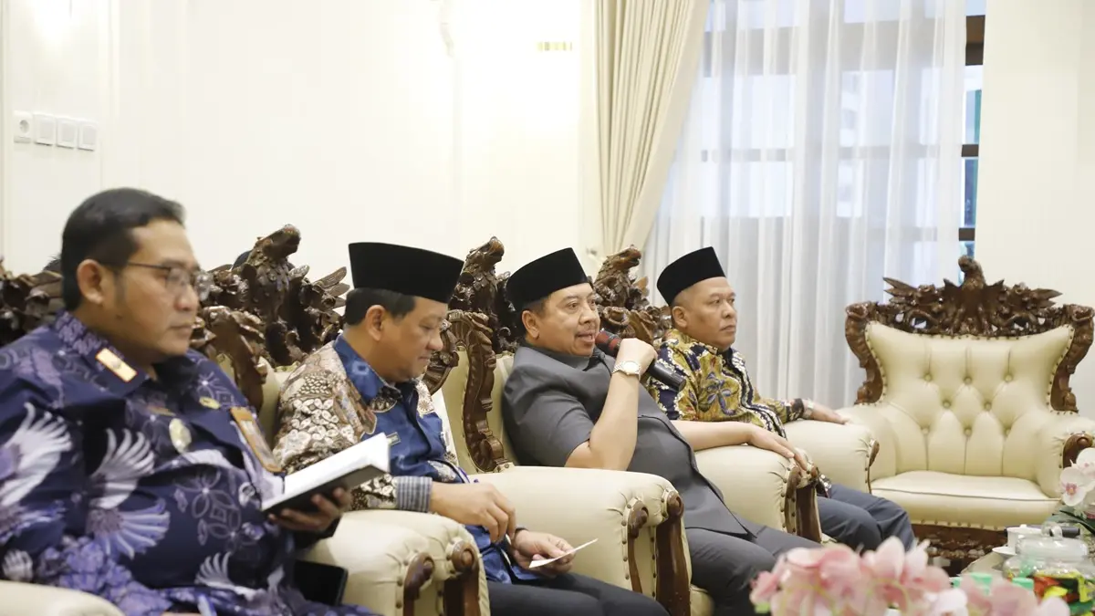 RAKOR: Bupati Jombang Warsubi, Wabup Salmanudin dan Sekdakab Agus Purnomo saat rapat koordinasi dengan panitia lokal Muktamar NU di Swagata Pendopo Jombang, Kamis (16/7). (Anggi Fridianto/Radar Jombang)