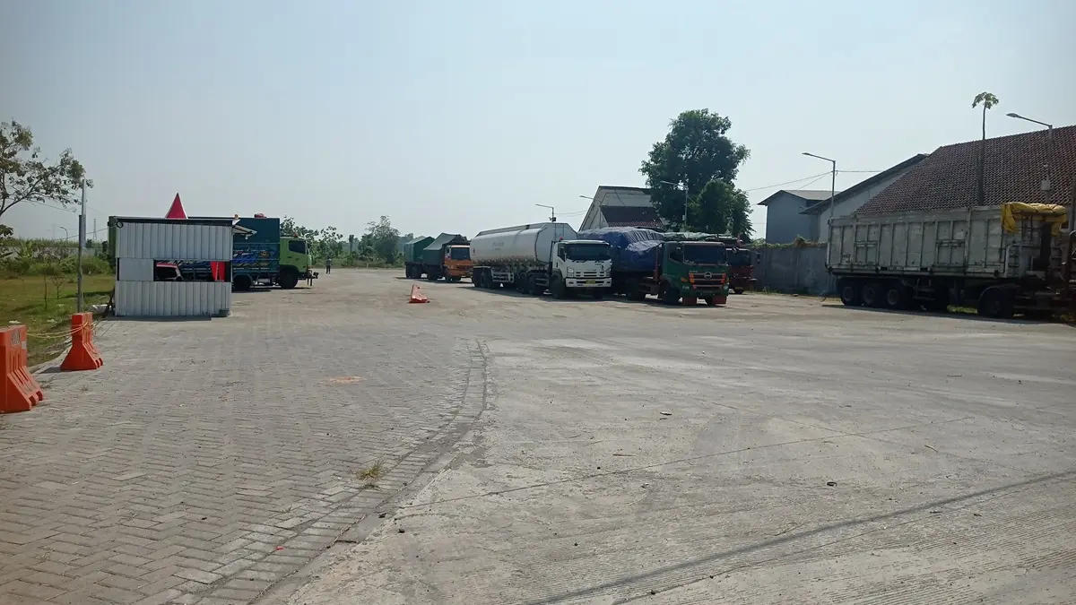 SUMBANG PAD: Deretan truk terparkir di parkir khusus angkutan barang di Desa Glagahan, Kecamatan Perak, Jombang. (Ainul Hafidz/Radar Jombang)