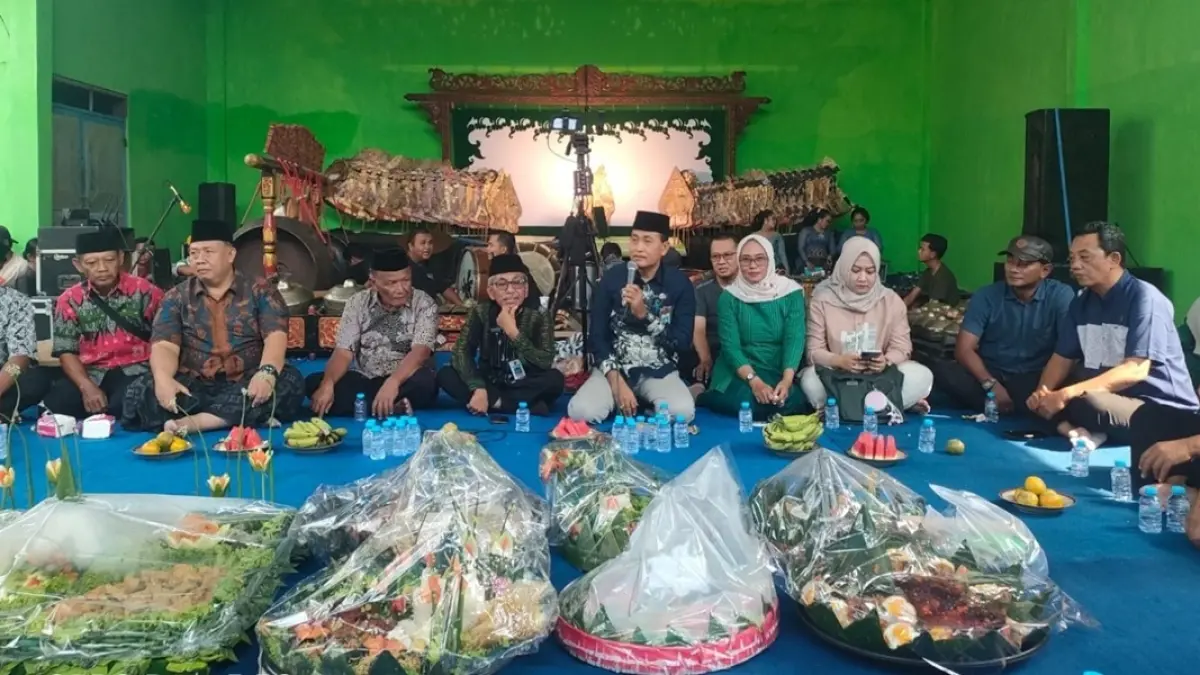 TELADAN: Camat Jombang Muchtar memberikan sambutan saat acara sedekah bumi di area makam lingkungan Kwijenan, Sabtu (11/7). (Dwi Aris/Radar Jombang)