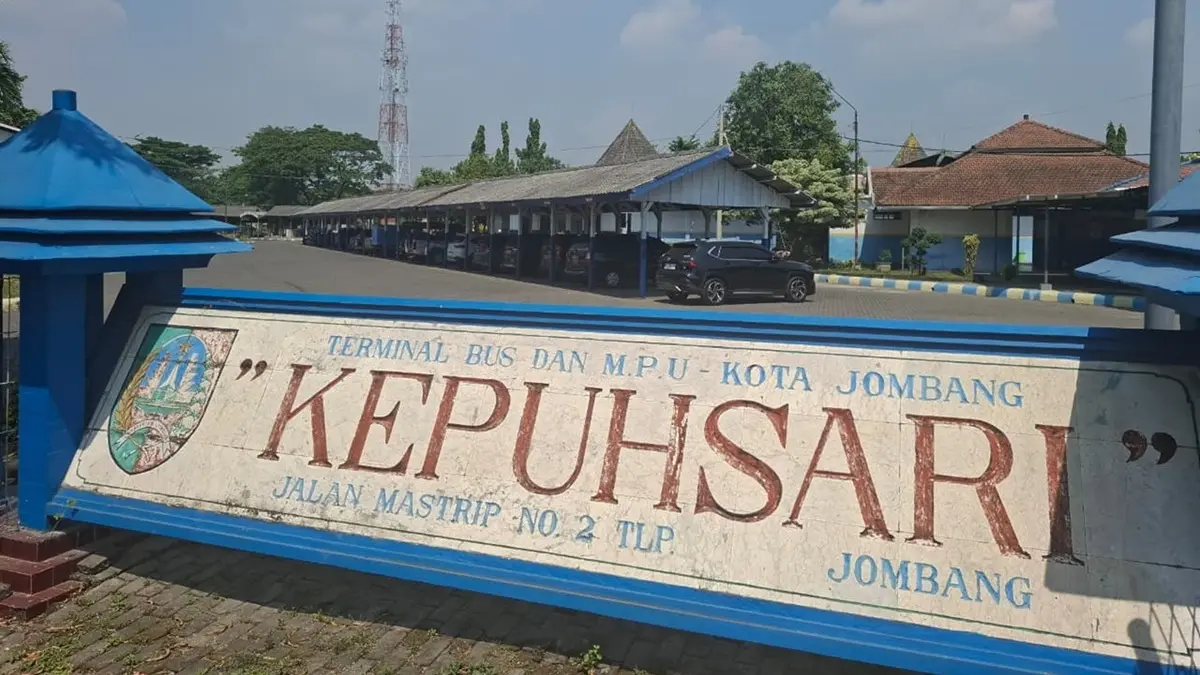 Terminal Kepuhsari Jombang jadi alternatif kantong parkir bus untuk Muktamar ke-35 NU. (Achmad RW/Radar Jombang)