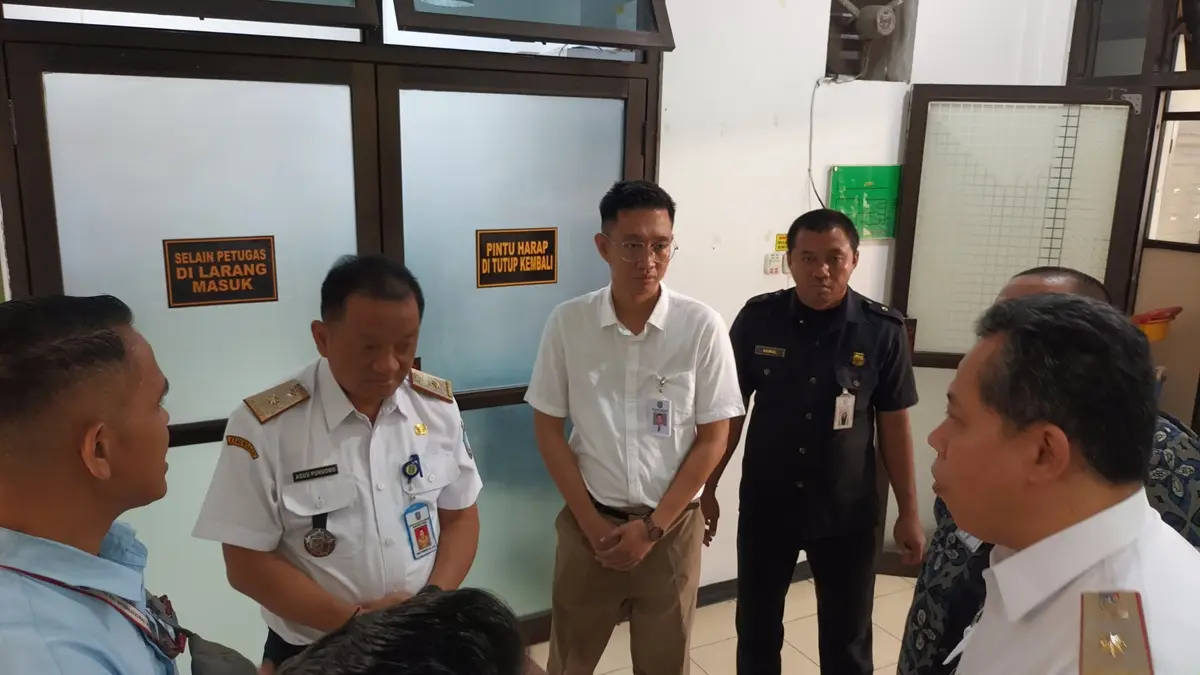 BERI DUKUNGAN: Sekdakab Jombang Agus Purnomo menjenguk keluarga korban di Paviliun RSUD Jombang, Rabu (22/7). (Anggi Fridianto/Radar Jombang)