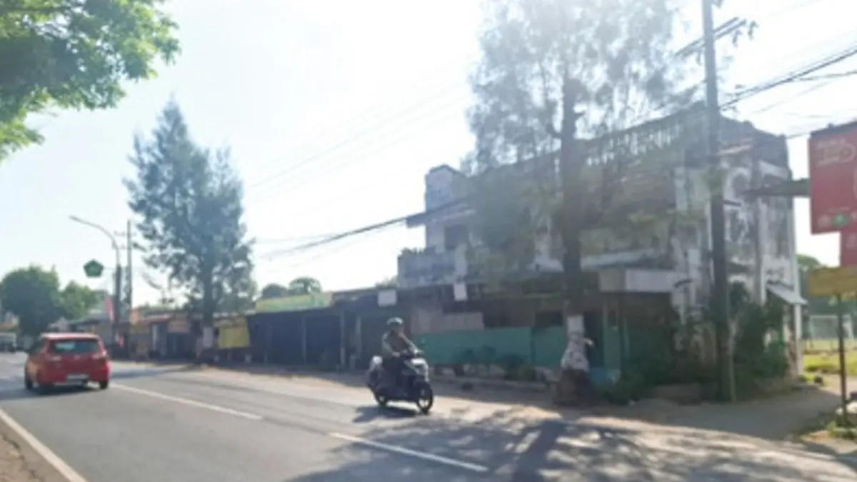 DIBONGKAR: – Pemkab Jombang akan membongkar dua ruko di Tambakberas untuk memperlebar akses masuk menuju Lapangan Untung Suropati, (21/7). (Achmad RW/Radar Jombang)