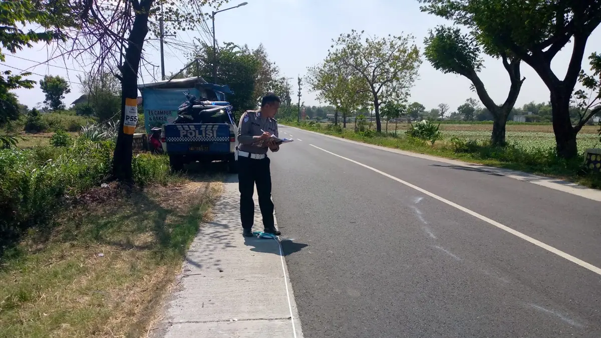 Kecelakaan maut terjadi di Jalan Raya Desa Gempollegundi, Kecamatan Gudo, Jombang, Rabu (22/7). (Achmad RW/Radar Jombang)