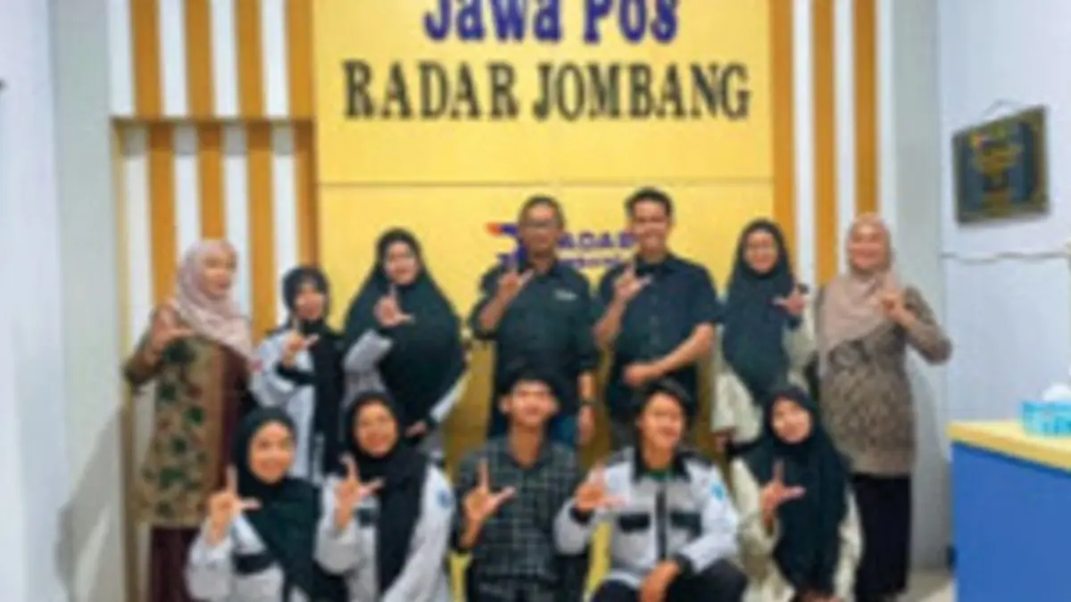 Mahasiswa Universitas Pesantren Tinggi Darul Ulum (Unipdu) Jombang berkesempatan melihat langsung proses produksi berita saat berkunjung ke kantor Jawa Pos Radar Jombang, Rabu (22/7).