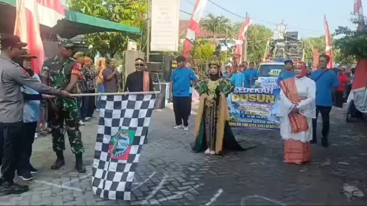 MERIAH: Kepala Desa Kedungrejo, Megaluh, Jombang, M Nurrudin diberangkatkan jajaran Forkopimcam Megaluh saat Pawai Budaya Sedekah Dusun Kedung, Minggu (19/7). (Dwi Aris/Radar Jombang)