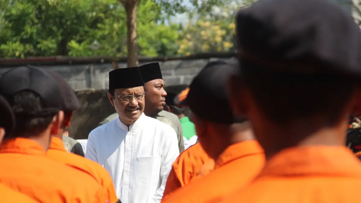 MOTIVASI: Ketua Organizing Committee (OC) Muktamar ke-35 NU, Saifullah Yusuf (Gus Ipul) usai memimpin apel di depan GSG Tambakberas, Jombang, Rabu (22/7). (Anggi Fridianto/Radar Jombang)