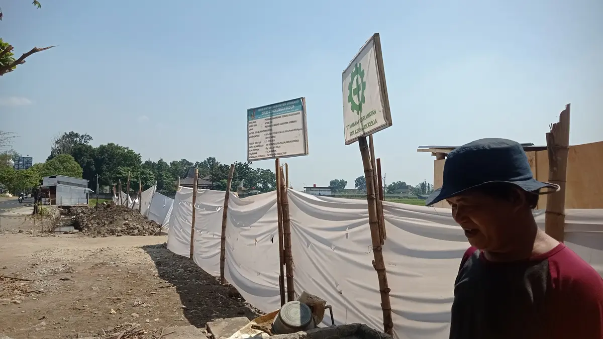 MULAI DIGARAP: Proses pengurukan proyek RTH Ngoro di Kecamatan Ngoro, Jombang. (Ainul Hafidz/Radar Jombang)