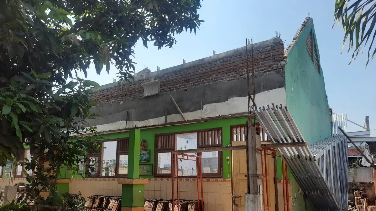 PROSES REHAB: Kegiatan rehabilitasi di SDN Jarak 1 Kecamatan Jogoroto, Jombang, (9/7). (Wenny Rosalina/Radar Jombang)