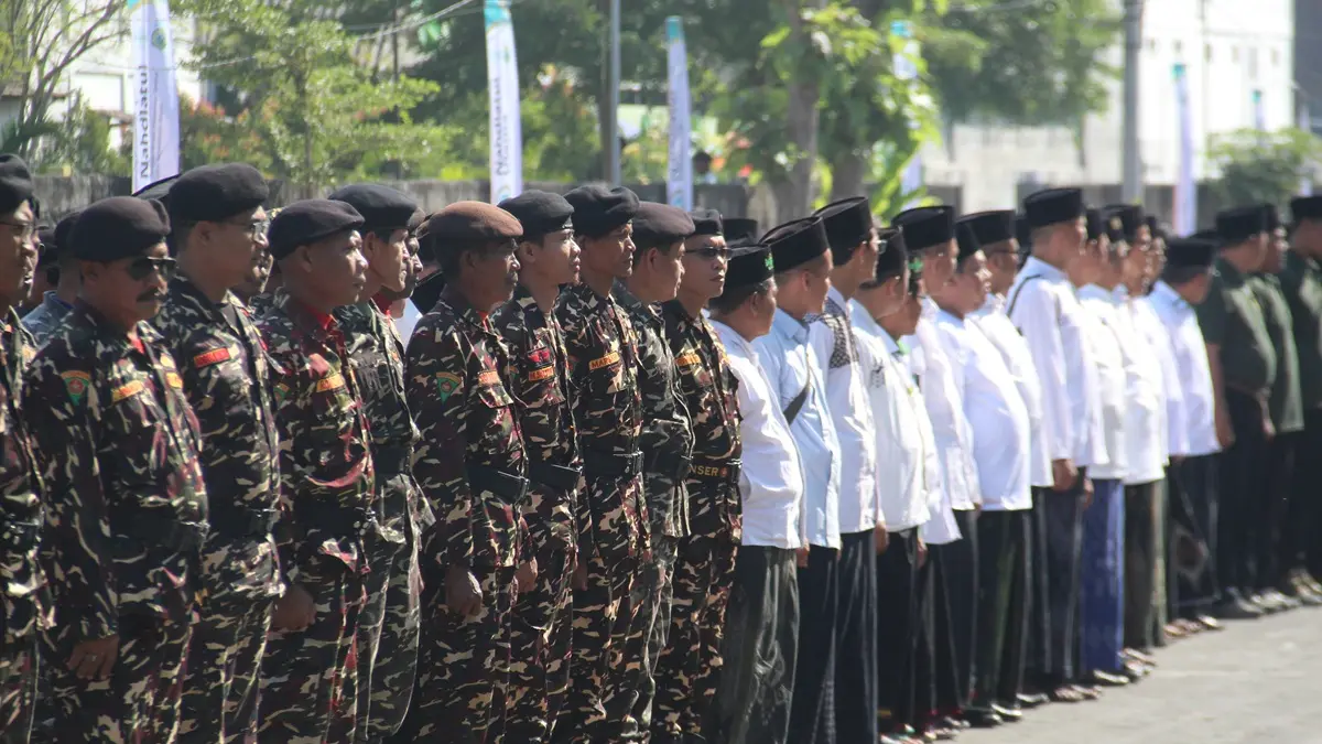 SIAGA: Ribuan panitia lokal saat mengikuti apel di Gedung Serbaguna (GSG) KH Hasbullah Said, PPBU Tambakberas, Jombang, Rabu (22/7). (Anggi Fridianto/Radar Jombang)