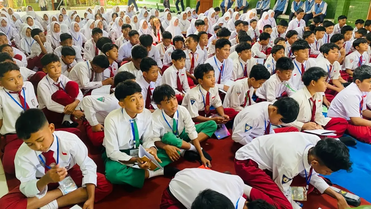 TERTIB: Kegiatan MPLS di SMPN 1 Wonosalam, Jombang (16/7). Tahun ini SMPN 1 Wonosalam menyisakan 12 kursi kosong. (Wenny Rosalina/Radar Jombang)
