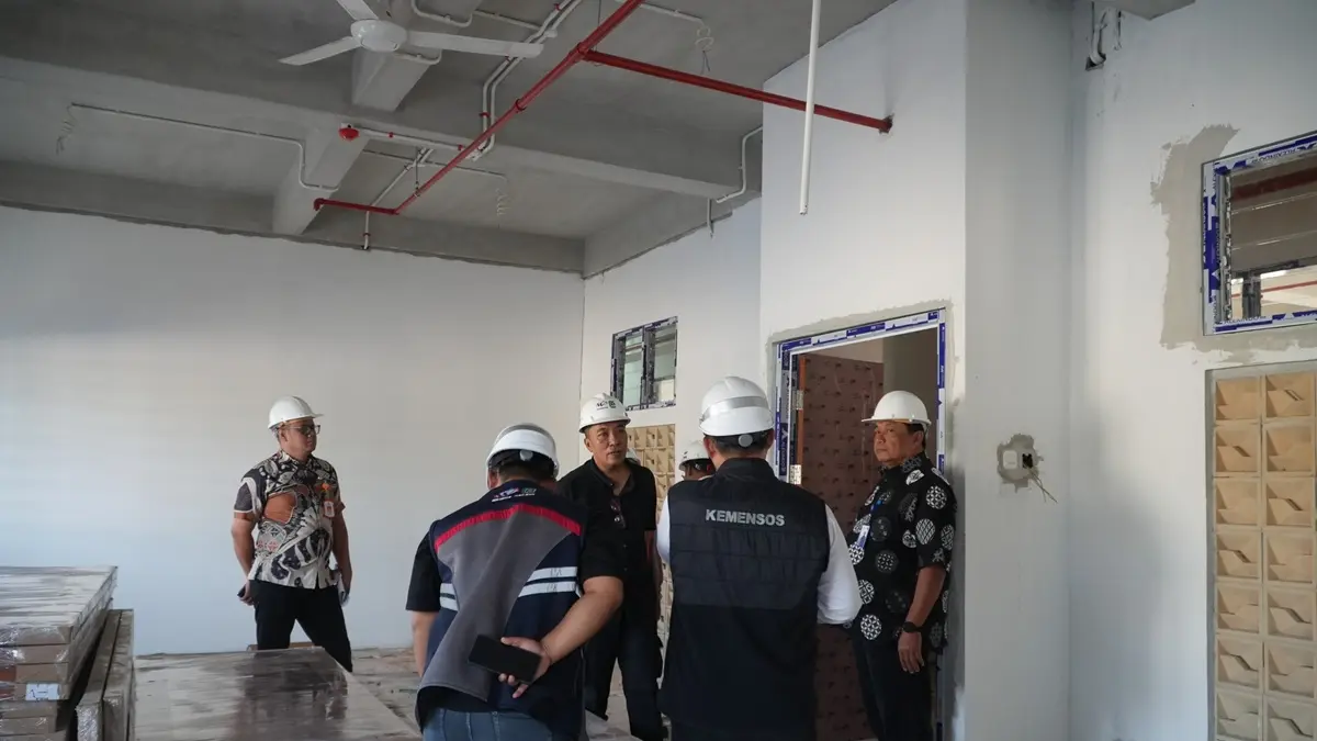 TINJAU LOKASI: Jajaran Kemensos meninjau pembangunan gedung Sekolah Rakyat Terintegrasi (SRT) 8 Jombang di Desa Tunggorono, Jombang, Sabtu (18/7) lalu. (Anggi Fridianto/Radar Jombang)
