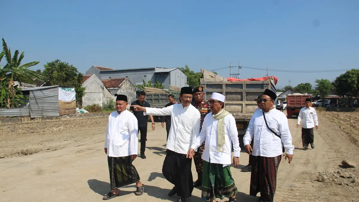 TINJAU LAHAN: Ketua Organizing Committee (OC) Muktamar ke-35 NU, Saifullah Yusuf, meninjau proses pengurukan lahan parkir di Tambakberas, Jombang, Rabu (22/7). (Anggi Fridianto/Radar Jombang)