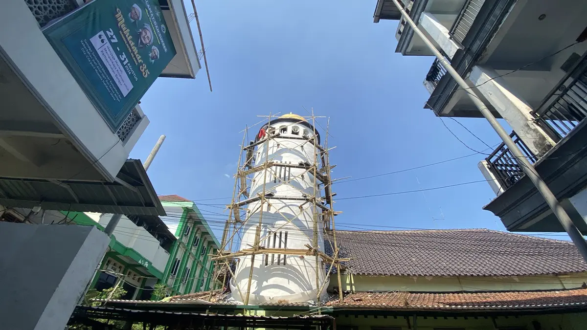 DIPERSOLEK: Sejumlah pekerja saat mengebut pengecatan Menara bersejarah di kompleks Pondok Pesantren Bahrul Ulum (PPBU) Tambakberas, Jombang, (24/7). (Anggi Fridianto/Radar Jombang)