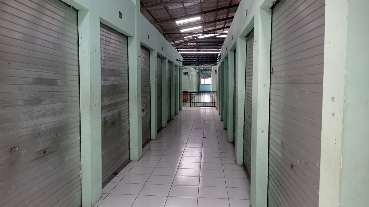 NGANGGUR: Deretan kios Pasar Perak, Jombang lantai atas yang tak lagi dihuni pedagang. (Ainul Hafidz/Radar Jombang)