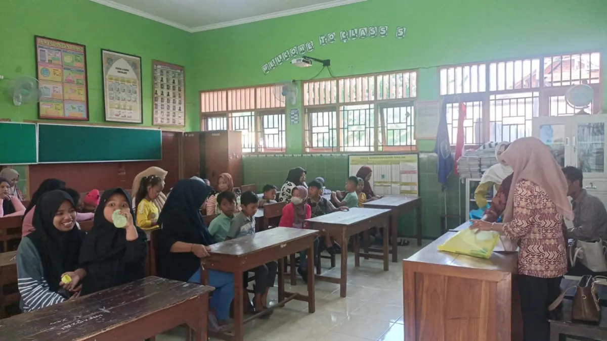 TAHAP PENGUKURAN: Proses pengukuran seragam di SDN Jombang 3 mendatangkan wali murid untuk mendampingi anaknya masing-masing, selasa (14/7). (Wenny Rosalina/Radar Jombang)