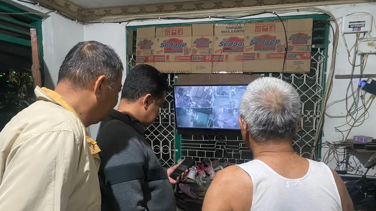CEK CCTV: Petugas kepolisian mengecek rekaman CCTV di sekitar lokasi kejadian Desa Mojongapit, Kecamatan Jombang. (Ainul Hafidz/Radar Jombang)