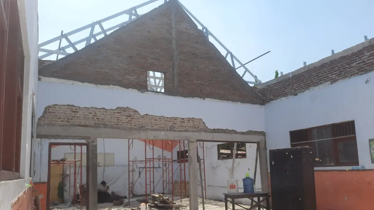 DIPERBAIKI: Gedung SDN Jarak 1 Kecamatan Jogoroto, Jombang mendapatkann bantuan rehabilitasi melalui anggaran APBD 2026, (9/7). (Wenny Rosalina/Radar Jombang)