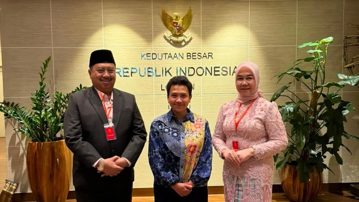 KOMUNIKASI: Bupati Jombang, Warsubi bersama Wakil Kepala Perwakilan RI untuk Kerajaan Inggris Sahadatun Donatirin di Kantor KBRI London, Trevelyan House, 30 Great Peter Street, Westminster, Jumat (24/7).