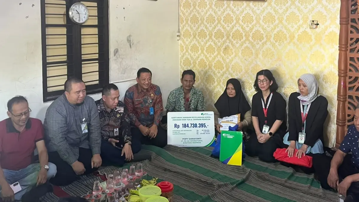 PEDULI: Sekretaris Daerah Kabupaten Jombang, Agus Purnomo, menyerahkan santunan kepada keluarga korban meninggal dunia kecelakaan, Jumat (24/7). (Anggi Fridianto/Radar Jombang)