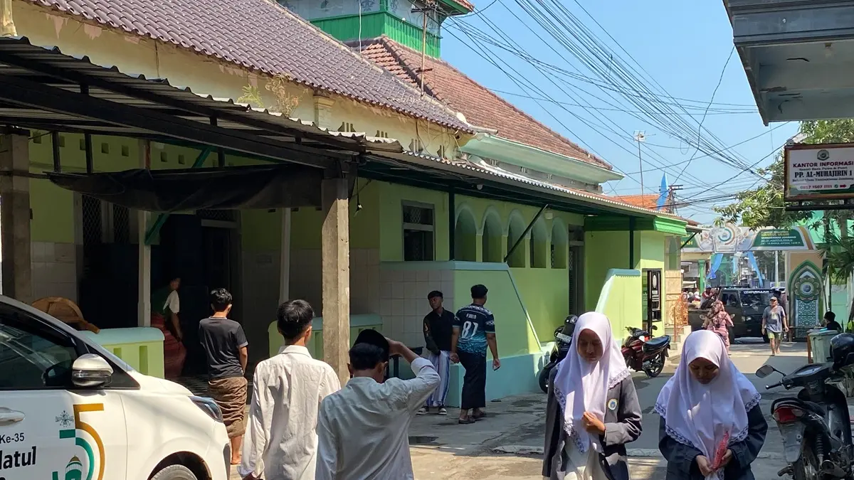 SAMBUT MUKTAMAR: Suasana Muktamar NU sudah terasa di gerbang Pondok Pesantren Bahrul Ulum Tambakberas, Jombang, Jumat (24/7). (Anggi Fridianto/Radar Jombang)