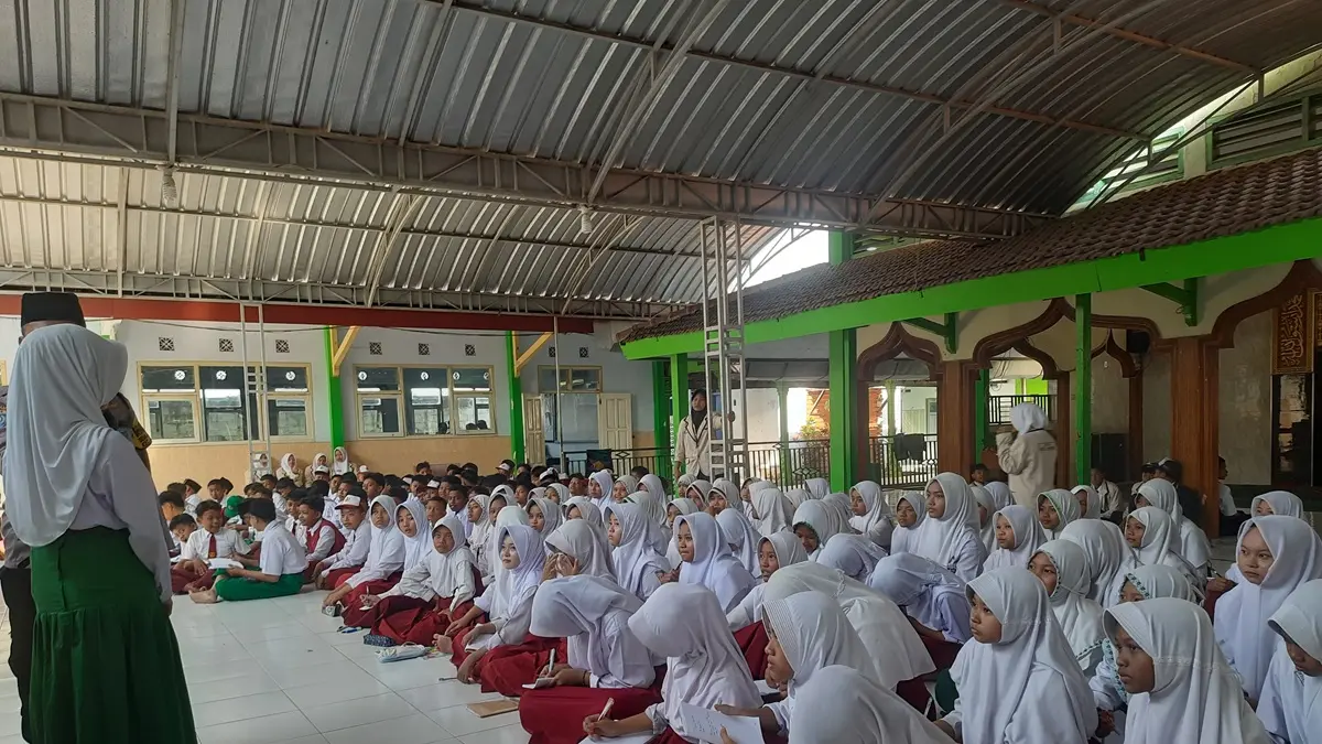 SELANG-SELING: Siswa baru SMPN 2 Jogoroto, Jombang mengikuti masa pengenalan lingkungan dengan seragam sekolah asal, (13/7). (Wenny Rosalina/Radar Jombang)