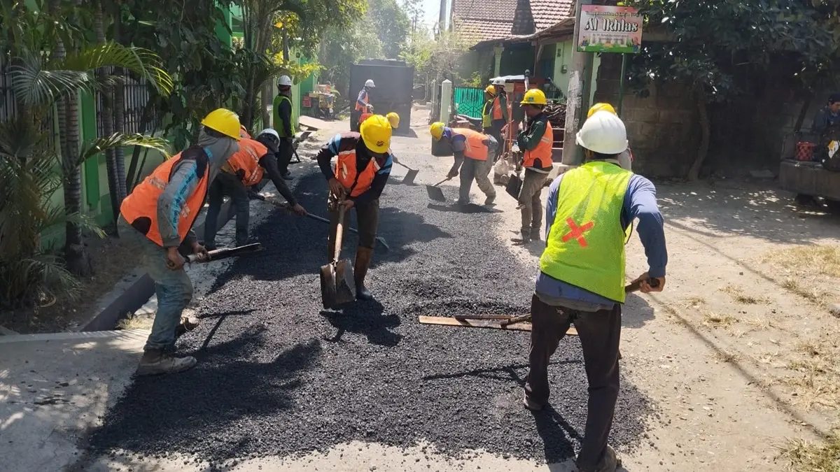 DIKEBUT: Petugas Dinas PUPR Jombang mengebut kegiatan infrastruktur untuk mendukung Muktamar ke-35 NU di Tambakberas 27-31 Agustus mendatang. (Anggi Fridianto/Radar Jombang)