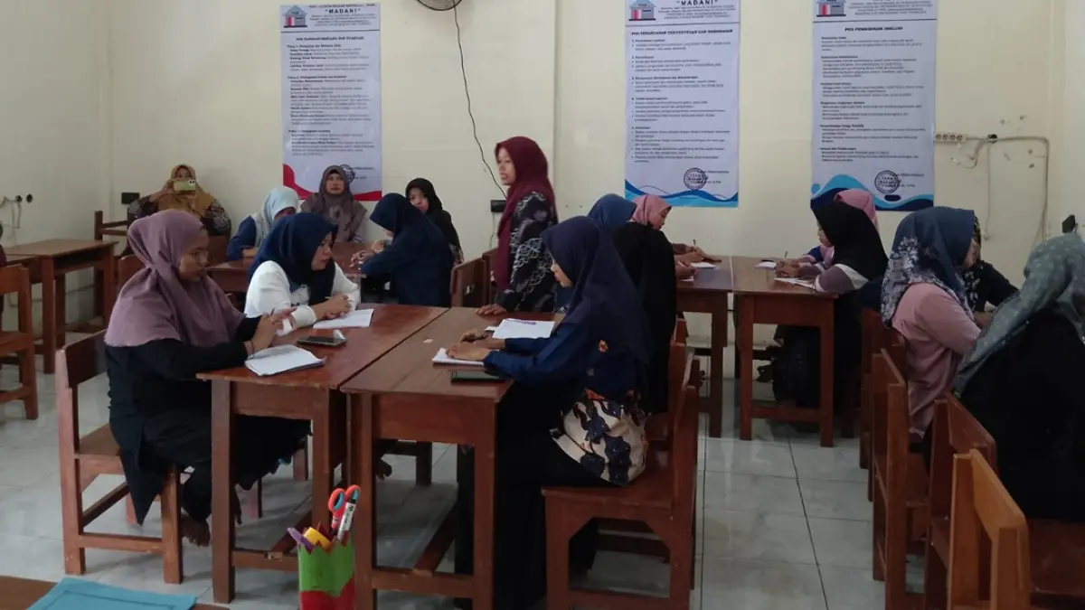 KESETARAAN: Siswa mengikuti kegiatan belajar di PKBM Gajahmada, Kecamatan Mojoagung, Jombang. (Wenny Rosalina/Radar Jombang)