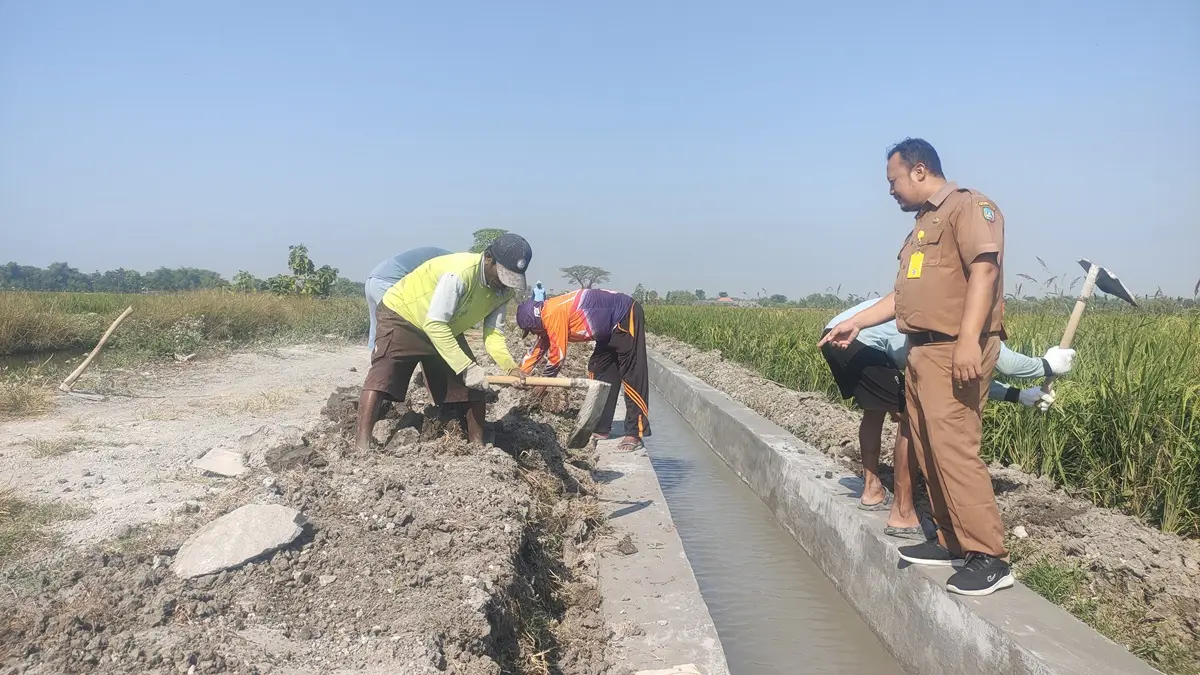 KOKOH: Sekretaris Desa Karangmojo, Plandaan, Jombang Mohammad Pujiono meninjau proses pengerjaan proyek P3-TGAI di Dusun Sidolengkep, Senin (27/7) siang. (Dwi Aris/Radar Jombang)