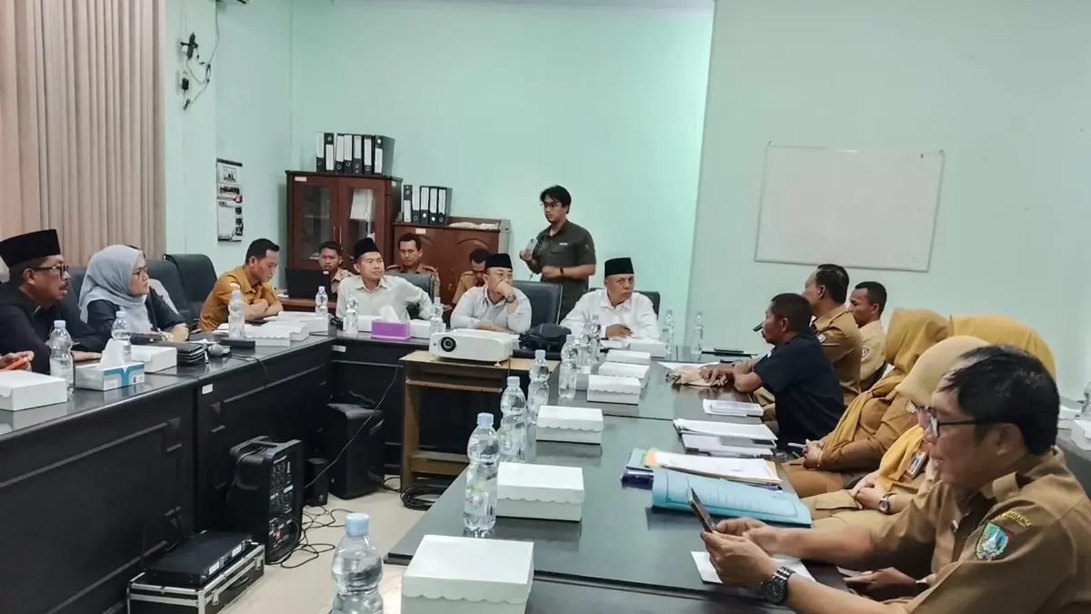 SERIUS: Komisi A DPRD Jombang saat melakukan pembahasan mutasi perangkat Desa Plabuhan, Kecamatan Plandaan. (Azmy Endiyana/Radar Jombang)