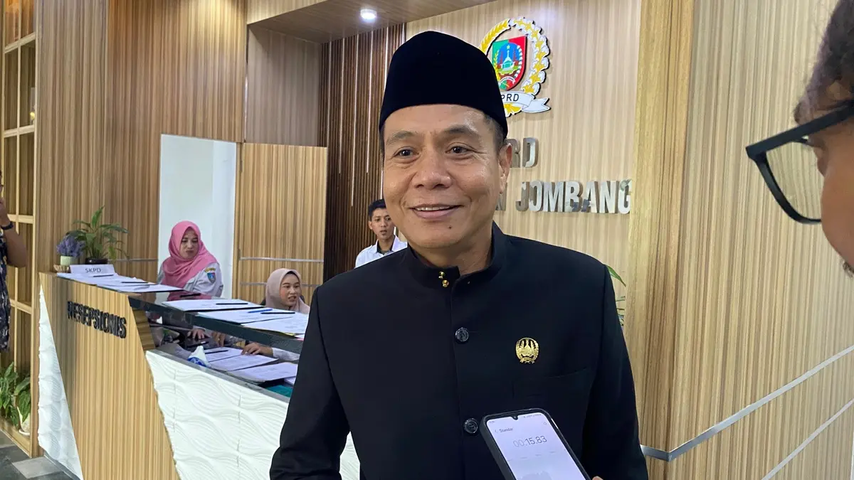 BERI MASUKAN: Ketua DPRD Jombang Hadi Atmaji memberikan penjelasan kepada Jawa Pos Radar Jombang, (28/7). (Anggi Fridianto/Radar Jombang)