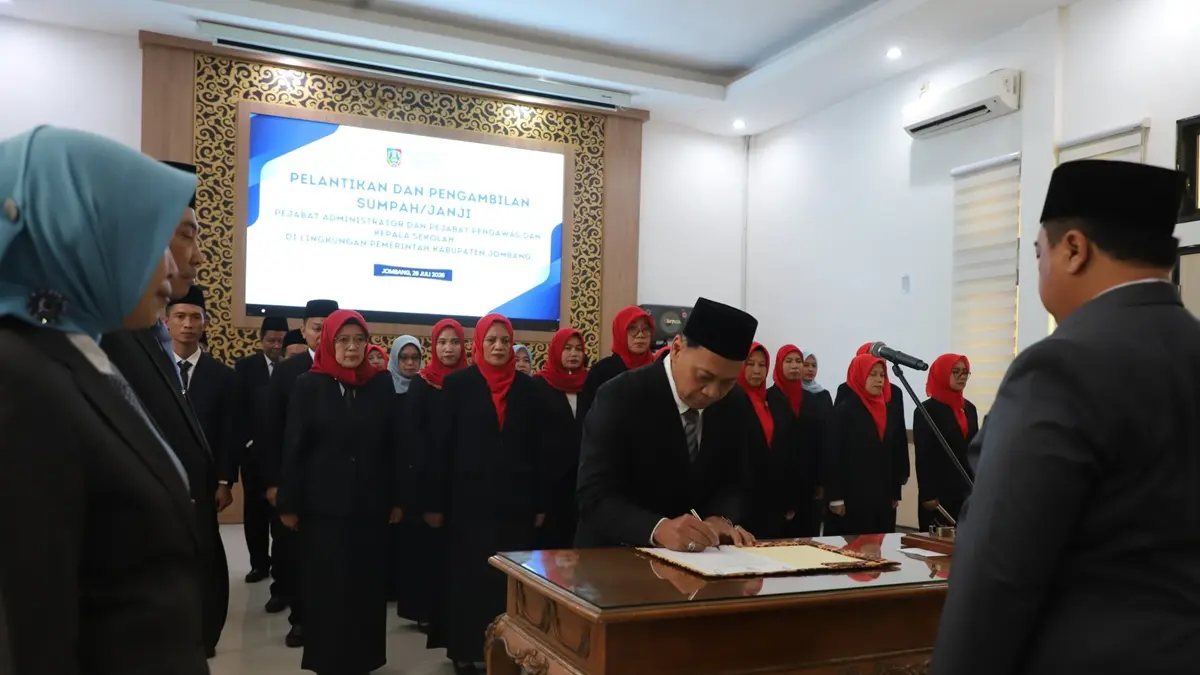 DILANTIK: Bupati Jombang Warsubi melantik pejabat administrator dan kepala Sekolah di Ruang Swagata Pendopo Kabupaten Jombang, (28/7). (Anggi Fridianto/Radar Jombang)