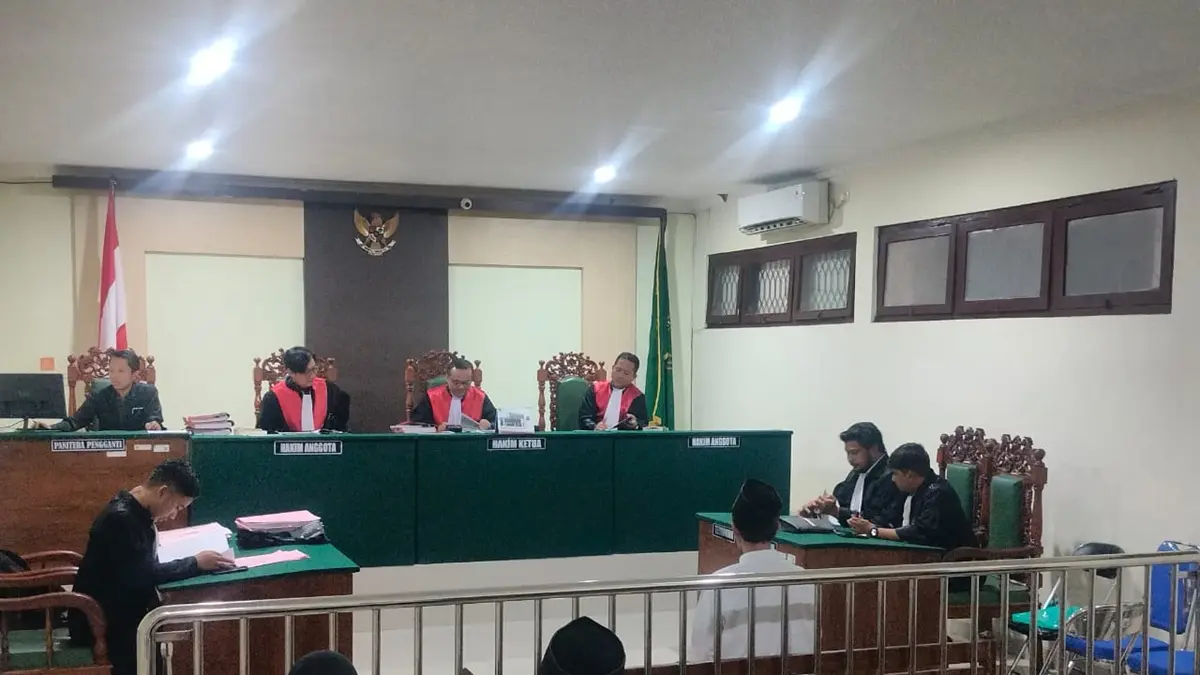 Empat terdakwa kasus greenhouse ganja di Desa Mojongapit, Kecamatan Jombang kompak meminta dibebaskan dari seluruh dakwaan. (Achmad RW/Radar Jombang)