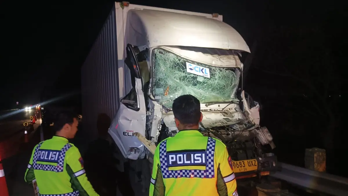 Kecelakaan melibatkan dua truk terjadi di ruas Tol Jombang-Mojokerto KM 682+400 jalur B, masuk wilayah Jombang, Selasa (28/7) malam. (Achmad RW/Radar Jombang)