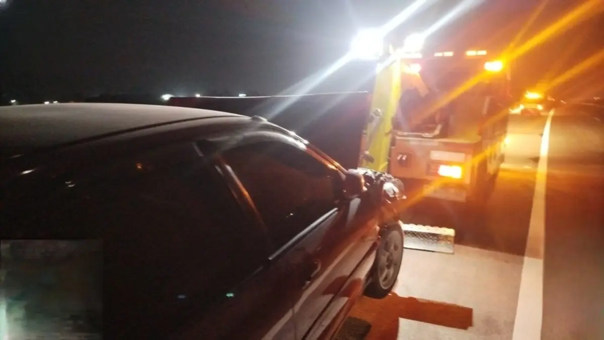 Kecelakaan tunggal terjadi di ruas Tol Jombang-Mojokerto KM 702+000 jalur B, Selasa (28/7) sekitar pukul 21.00 WIB. (Achmad RW/Radar Jombang)