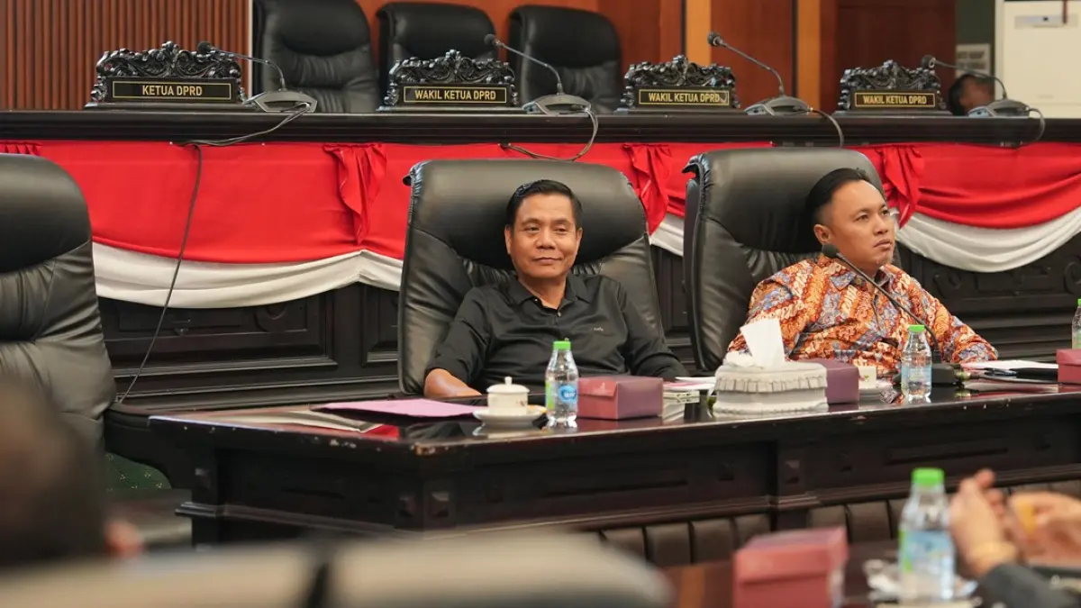 MUFAKAT: Pimpinan dan anggota Banmus DPRD Jombang menyusun rencana kerja bulan Agustus, Senin (27/7). (Azmy Endiyana/Radar Jombang)